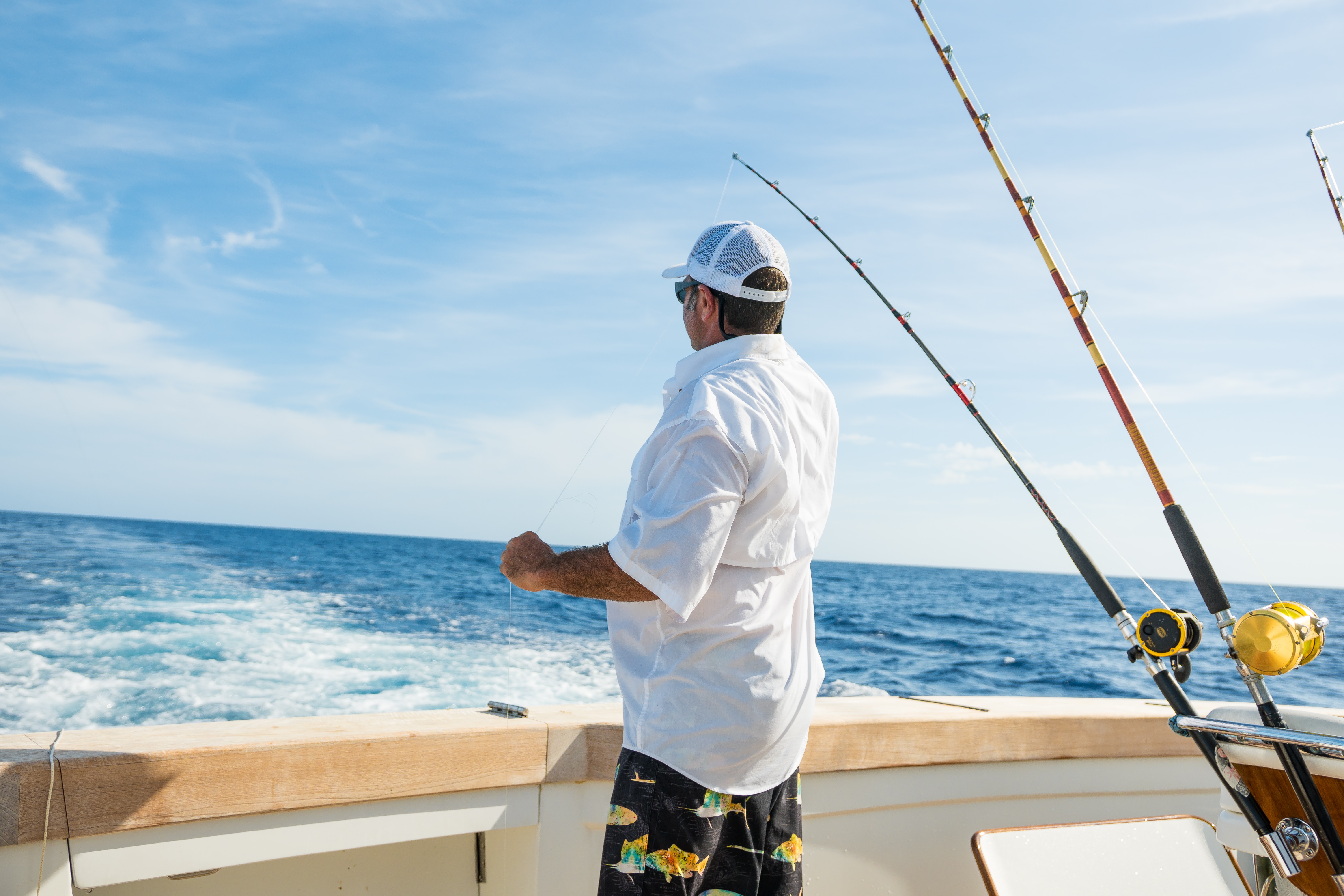 Fishing dubai. Рыбалка «на море». Удочка в море. Рыбалка в Дубае. Морская рыбалка в Сочи на яхте.